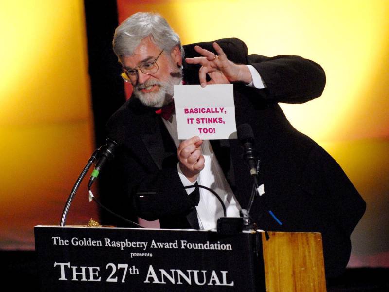 John Wilson, responsable de la fundación que parodia a los Oscar, entrega un galardón de los premios Razzie. Imagen de archivo.