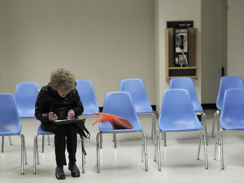 Una persona diligencia un formato de solicitud de empleo en EE.UU., en una fotografía de archivo.