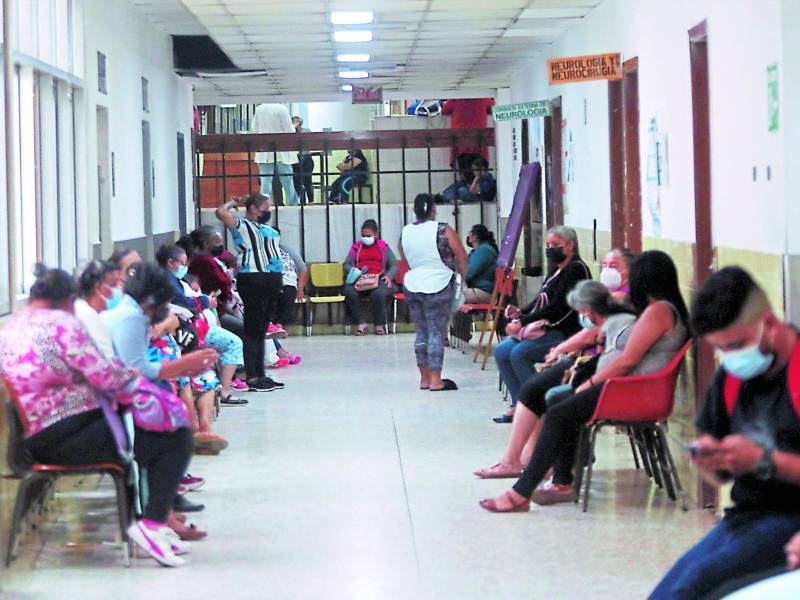 La red sanitaria pública está afectada por el covid.