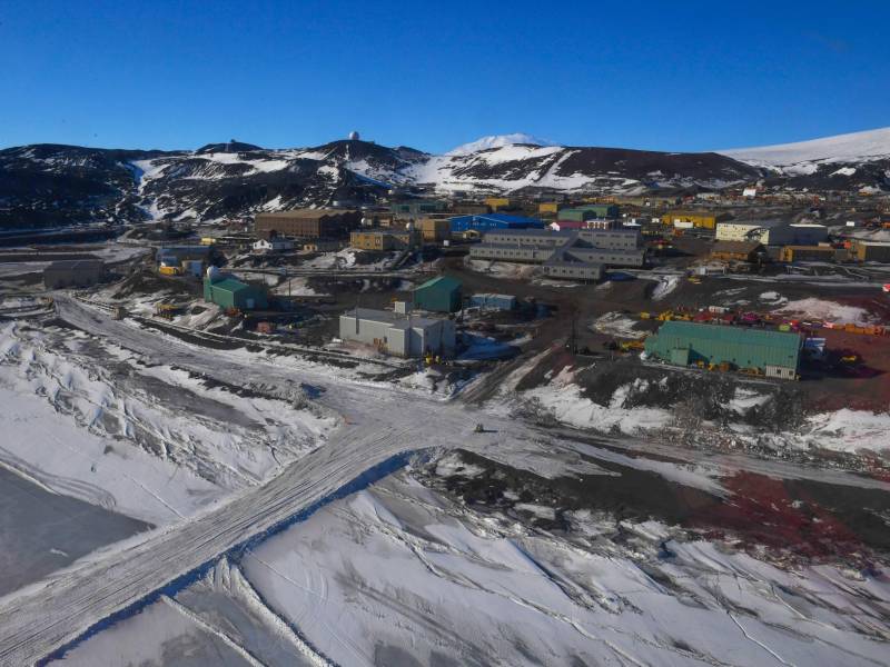 EU ha sido líder en investigación científica en la Antártida. La Estación McMurdo, un puesto estadounidense allí.