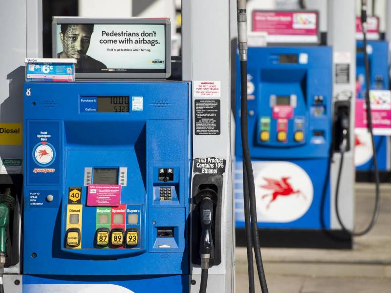 Estados Unidos aprovecha las reservas estratégicas de petróleo para ayudar a compensar un aumento en los precios de la gasolina.