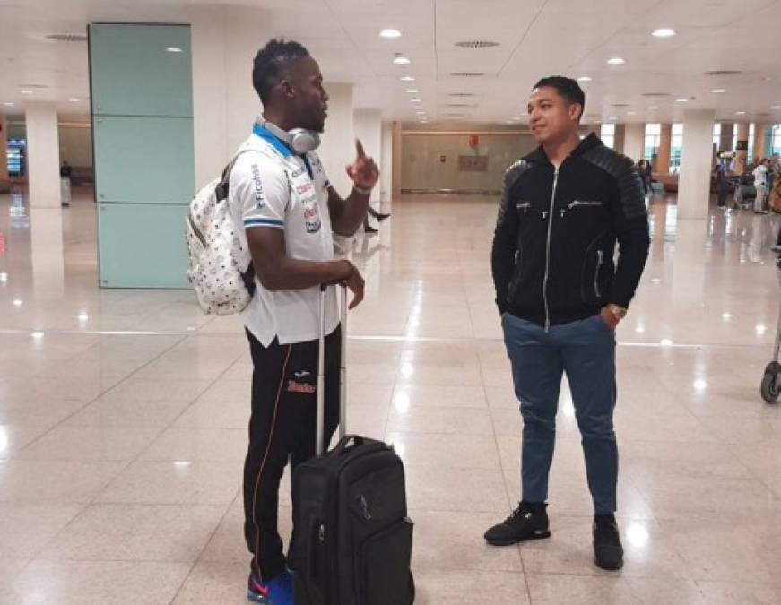 Emilio Izaguire conversando con Maynor Figueroa.