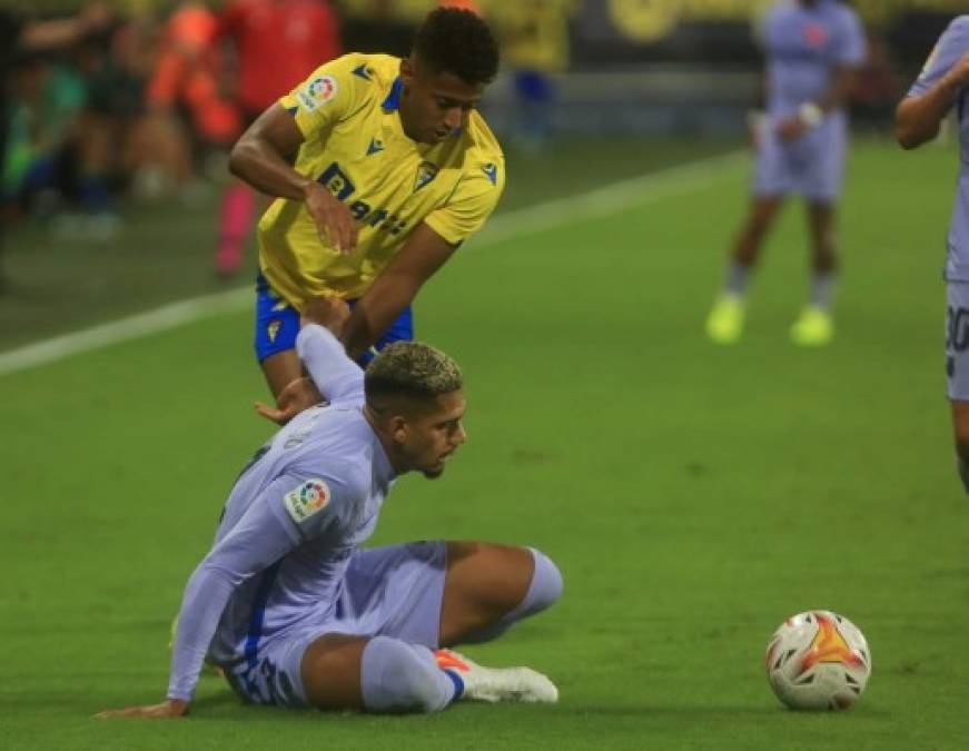 Ronald Araújo terminó en el suelo en la disputa del balón con 'Choco' Lozano.