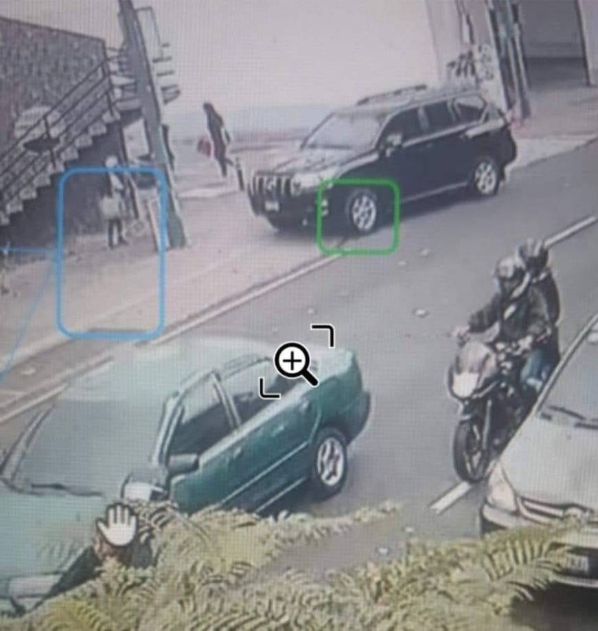 La mujer, que se supone es una de las enfermeras de Kevin Malouf se subió al carro y todo quedó captado en una cámara.