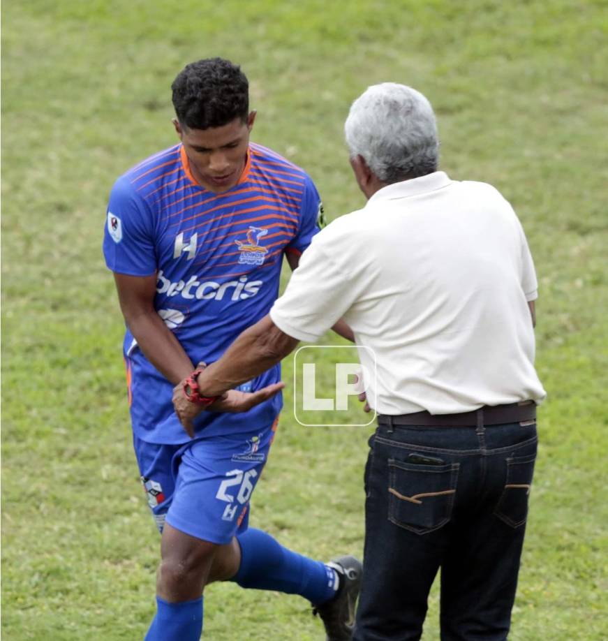 Samuel Elvir fue felicitado por su entrenador Héctor Castellón tras el gol.