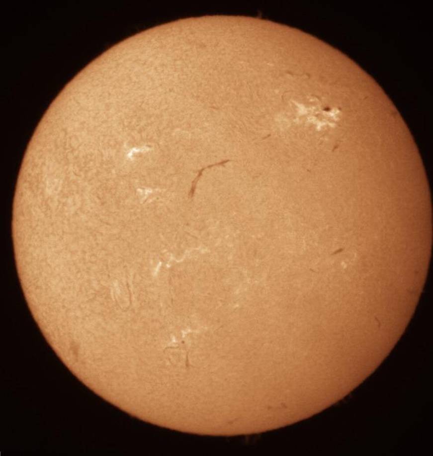 Carías, afirmo que bajo su seguimiento con un telescopio ha detectado varias manchas en el Sol, esto en el cierre del mes de febrero e inicios del mes de marzo.
