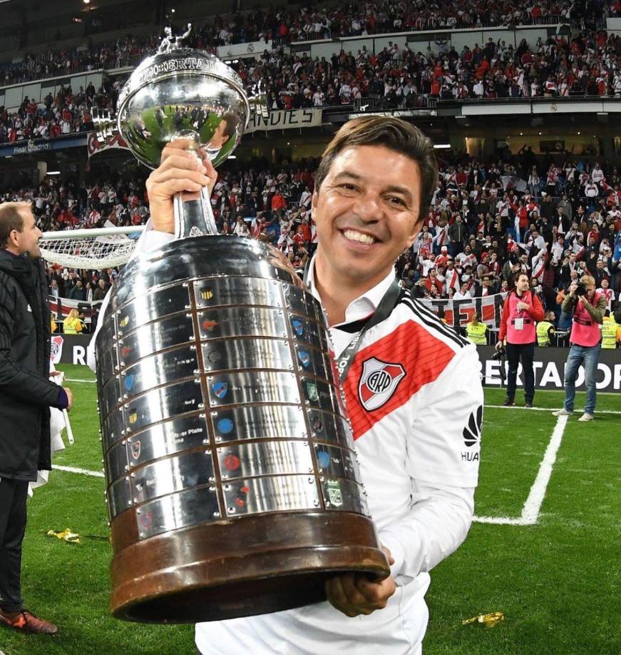 A falta del anuncio oficial, Marcelo Gallardo regresa al banquillo de River Plate. El DT argentino vuelve después de casi dos años tras no poder triunfar con el Al Ittihad de Arabia Saudita, donde tuvo un par de cruces con Benzema.