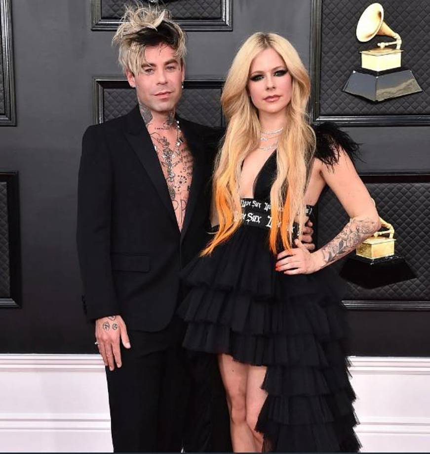 AVRIL LAVIGNE Y MOD SUNAcompañada de rosas rojas, champagne y un violinista en pleno atardecer al pie de la Torre Eiffel, en Francia, la reina del pop punk le dio el sí al cantante.