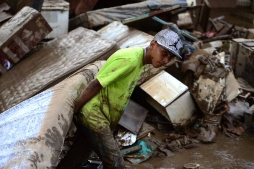 Aldea Mayén, Cofradía Cortés:<br/>1. Rosa Pineda (de 48 años)<br/>2. Toribio López (de 95)<br/>3. Midencio Rivera (de 64)<br/>4. Erin Pineda (de 8)<br/>