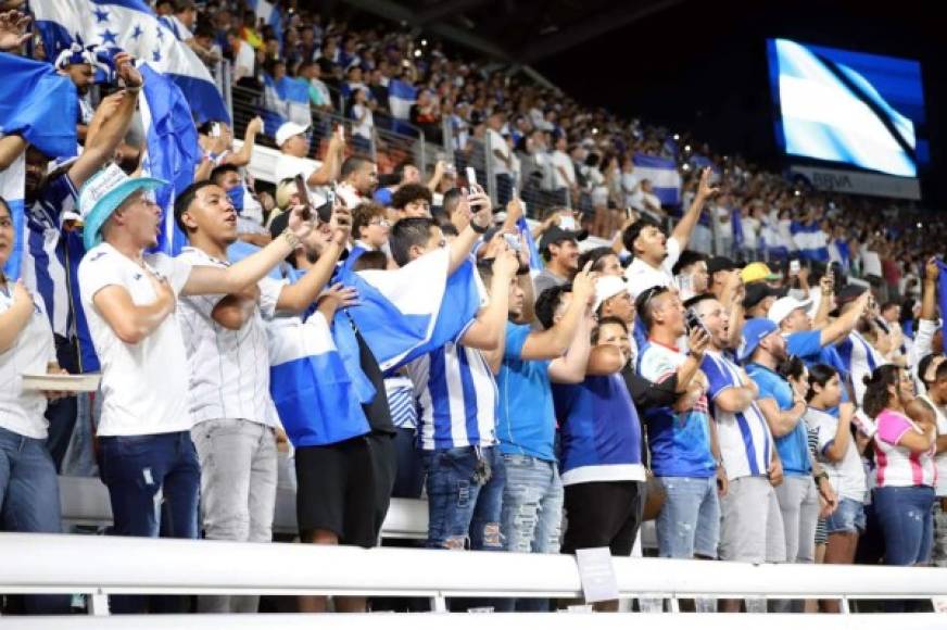 Los aficionados catrachos también entonaron con mucho amor el himno nacional de Honduras.