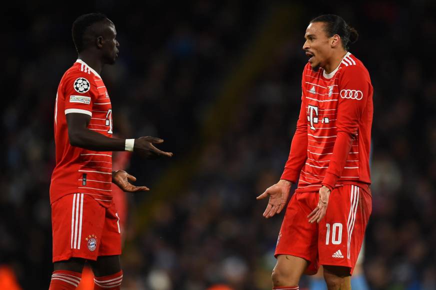 Pelea: El alemán Leroy Sané le reclamó airadamente al defensor Upamecano por sus errores que provocaron la paliza de 3-0 del Manchester City ante Bayern Múnich.