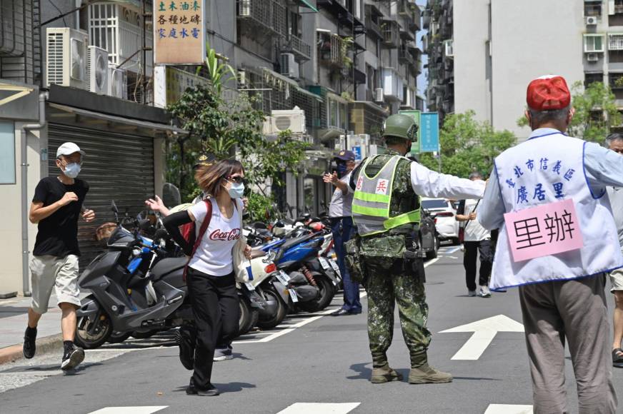 Taiwán inició este lunes realizó sus simulacros anuales de ataques aéreos ante el aumento de tensiones con China que hacen temer un ataque o invasión a la isla como es el caso de Rusia en Ucrania.