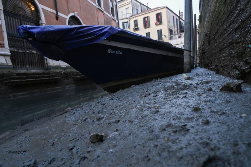 Se trata de un fenómeno “absolutamente normal”, señaló el martes a AFP Alvise Papa, responsable del centro de previsión de las mareas de <b>Venecia</b>. “Alrededor del 70% de los fenómenos de baja marea ocurre justamente en ese periodo, de enero a febrero”.