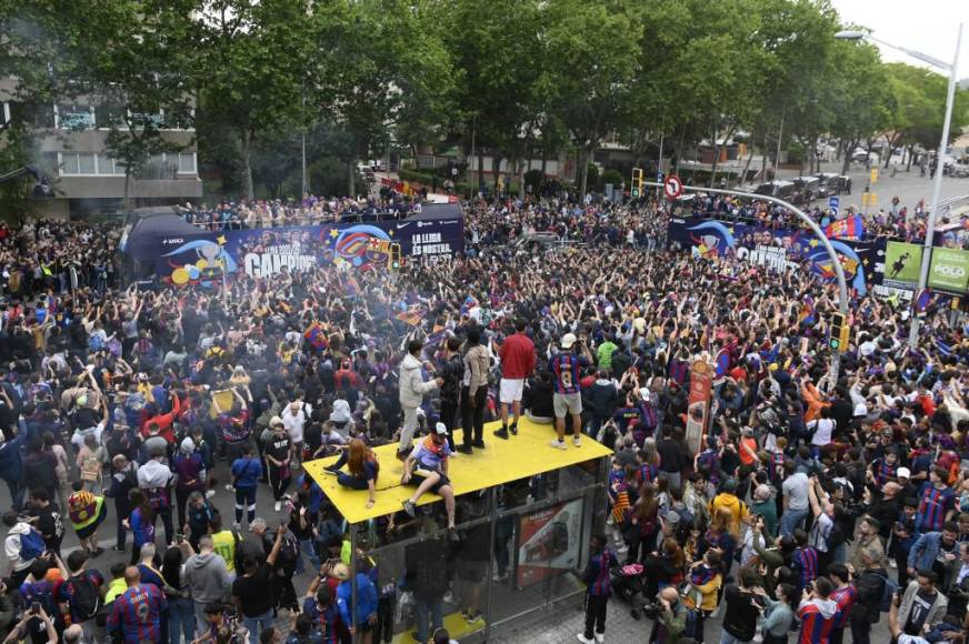 Miles de aficionados se volcaron a las calles para celebrar con la plantilla del FC Barcelona.