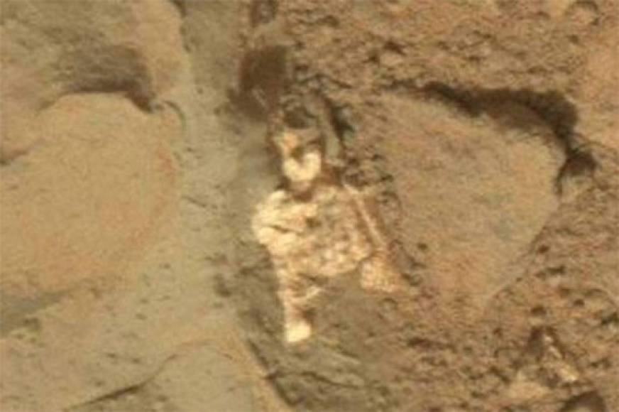 El 'Curiosity' captó hace unas semanas una fotografía que muestra a simple vista una serie de rocas del suelo marciano en forma de 'esqueleto alienígena'. La imagen causó controversia en las redes sociales.