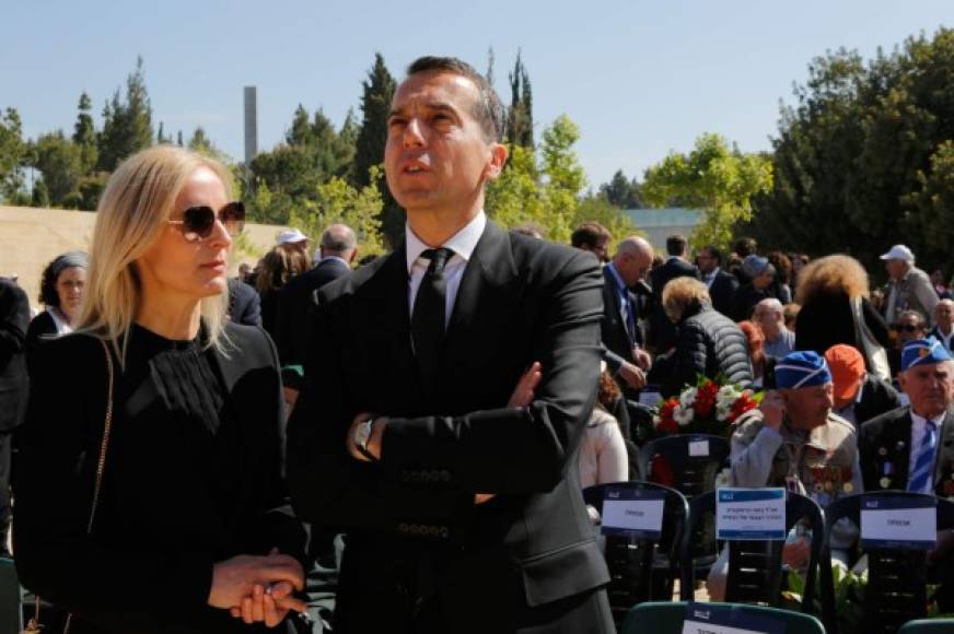El canciller austríaco Christian Kern y su esposa Eveline participan en la ceremonia conmemorativa en Jerusalén. Como parte del Tercer Reich, Austria albergó varios de los infames campos de concentración donde numerosos judios fueron exterminados.