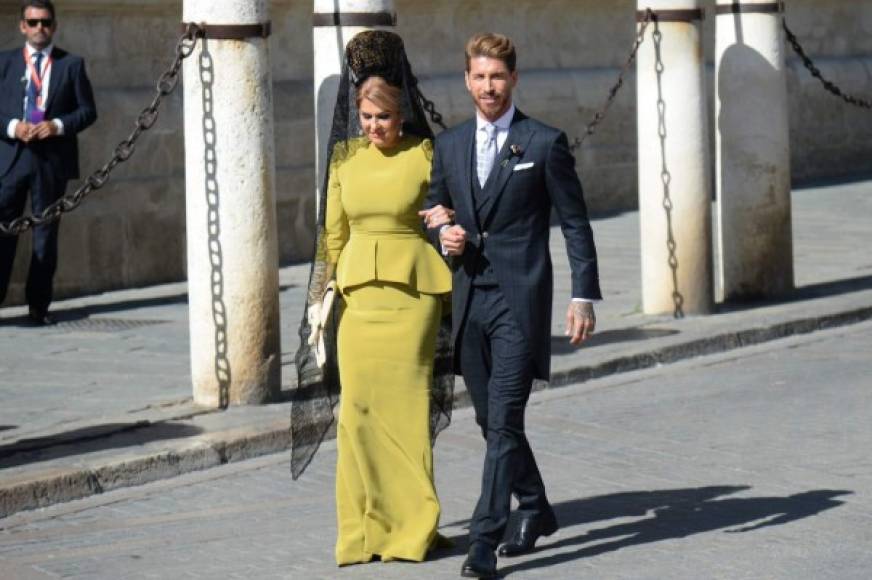 El novio Sergio Ramos también llevó un mini ramo negro en su solapa.