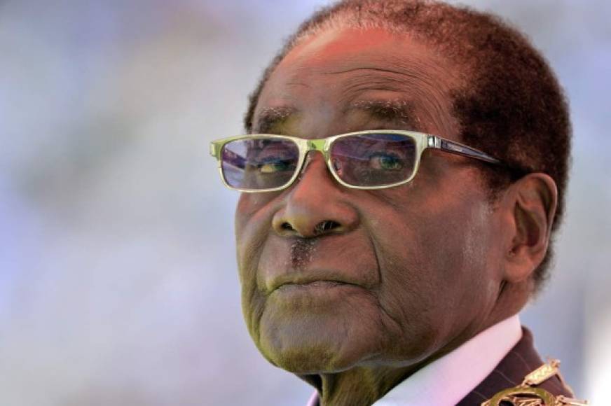 En el Parlamento, en donde se leyó la misiva con la renuncia del presidente, un cuadro con la foto de Mugabe fue arrancado de una pared y destrozado por un grupo de personas.<br/>