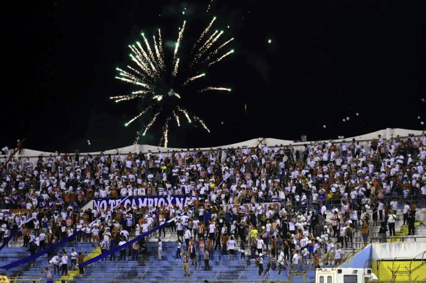 La afición del Olimpia armó una gran fiesta en el estadio Olímpico y así recibió al equipo con fuegos artificiales.