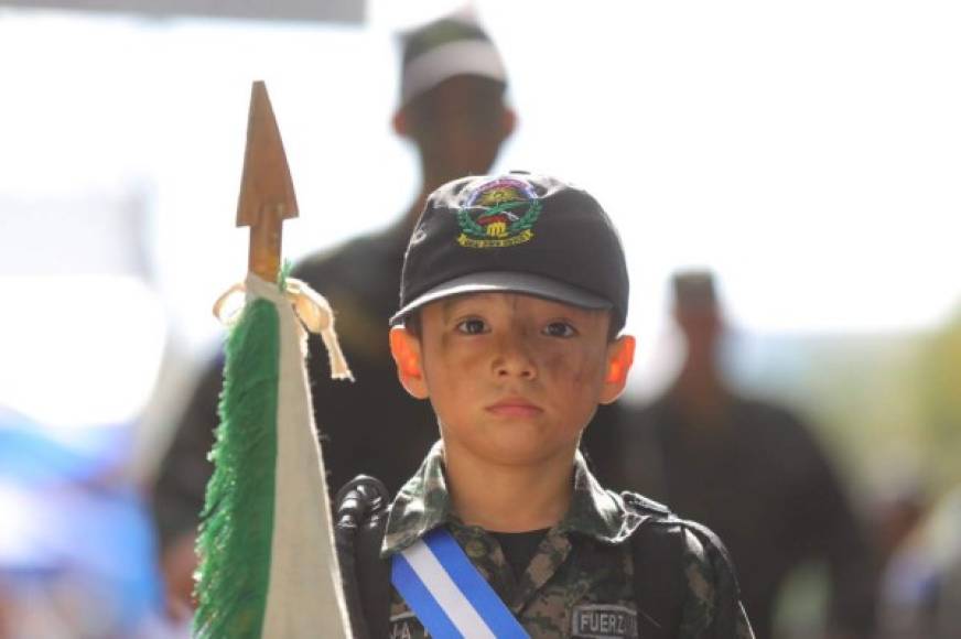 Un niño vestido de militar participa en los desfiles del 195 años de Independencia Patria.