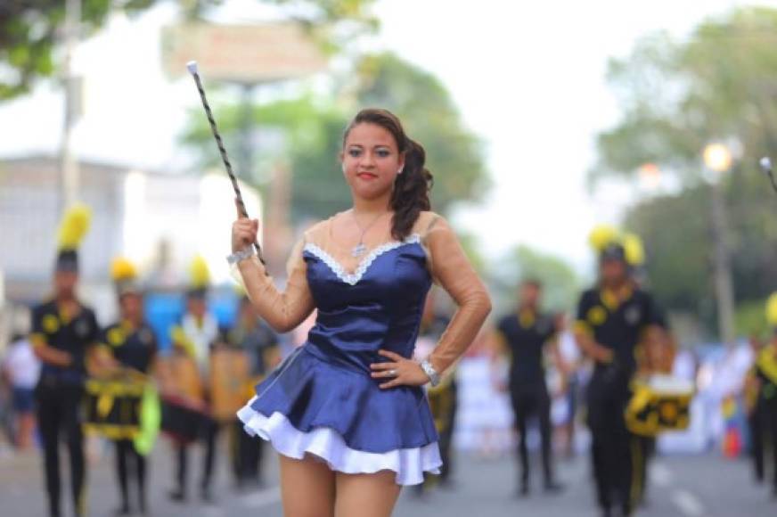 Una joven palillona durante su participación en los desfiles de Comayagua.
