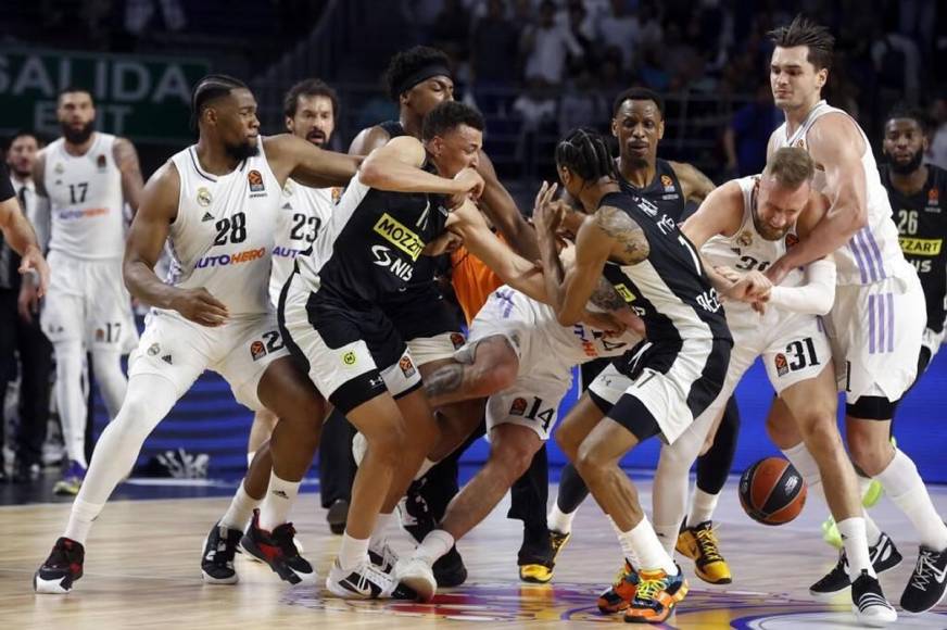 Real Madrid y Partizán interrumpieron su partido por una de las peleas más lamentables que se recuerdan en el baloncesto europeo.