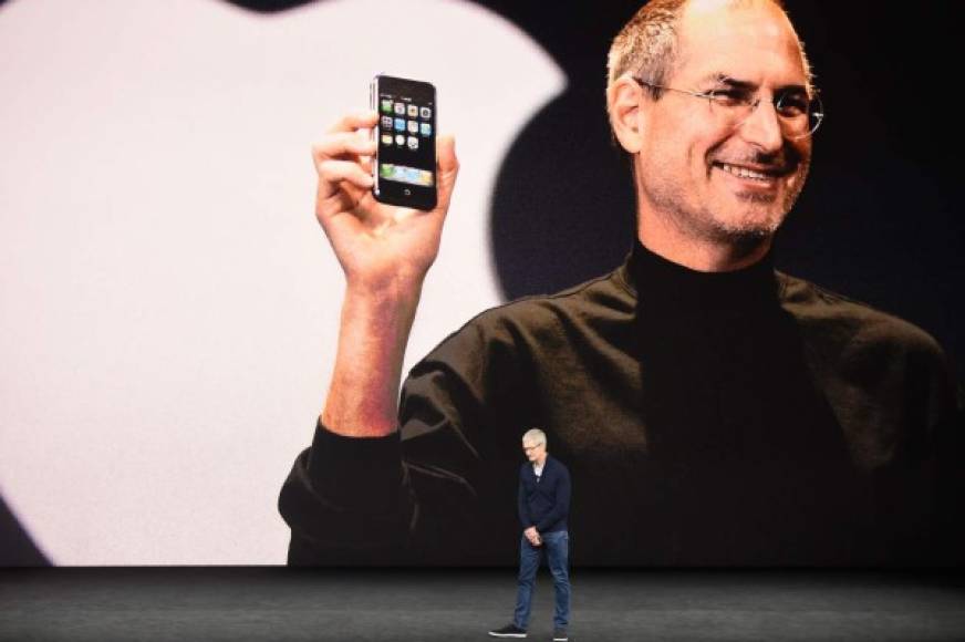 La presentación incluyó un momento para recordar al desaparecido presidente de Apple, Steve Jobs, quien hiciera la presentación del iPhone original hace diez años en 2007.