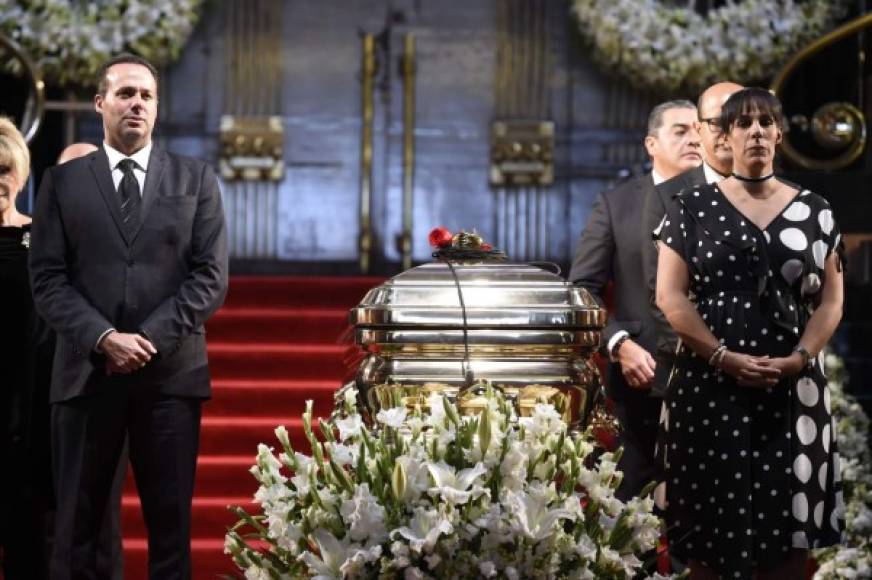 Su arribo ocurrió tras más de una semana de pleitos familiares para definir el destino de sus restos, en los que tuvo que mediar incluso el presidente de México, Andrés Manuel López Obrador.