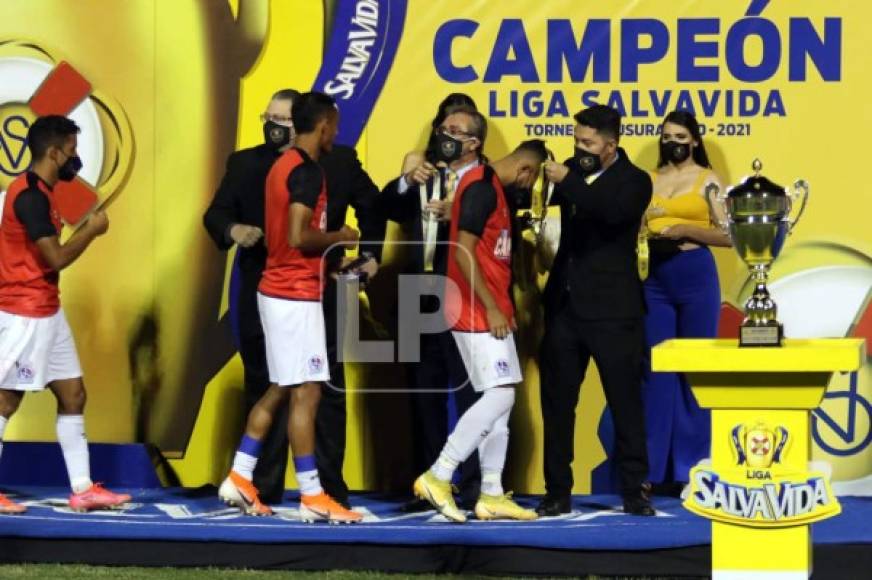 Los jugadores del Olimpia pasaron directamente a recoger las medallas de campeonísimos ante la ausencia del Motagua en la premiación.