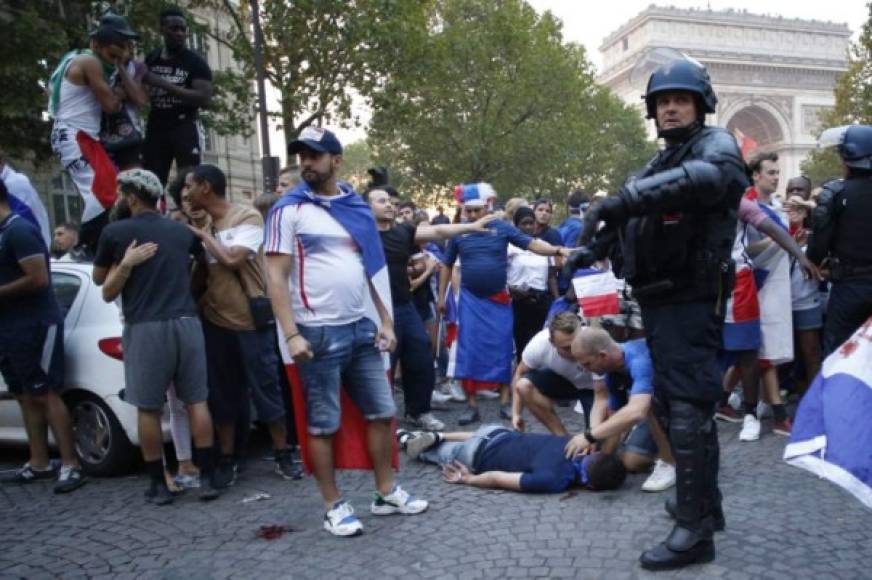 En París, Lyon (centro) y Marsella (sur) la policía intervino para reprimir pequeños grupos de individuos que atacaban comercios o tiraban piedras contra vehículos policiales.