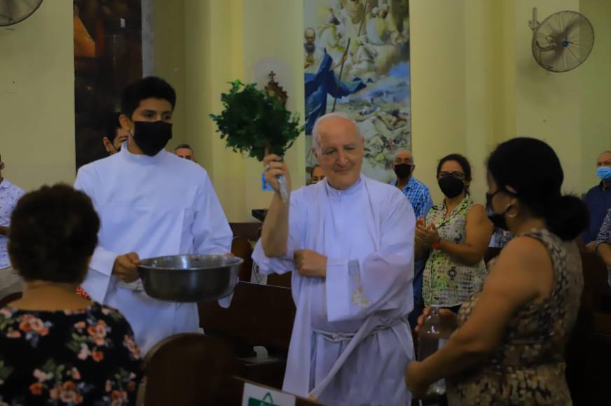 Monseñor Ángel Garachana oficia misa de Domingo de Resurrección en San Pedro Sula
