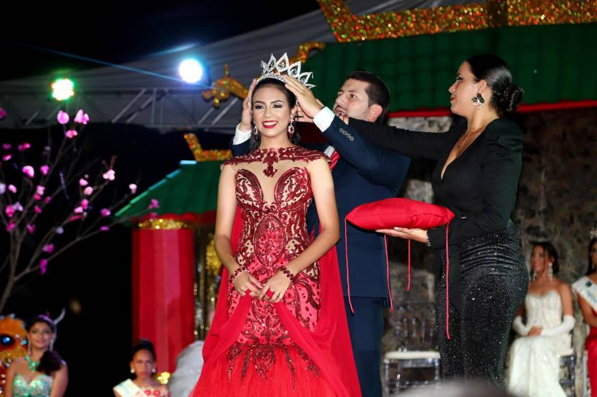 La Reina del Carnaval de La Ceiba Kiara Zablah (17) durante la coronación. 