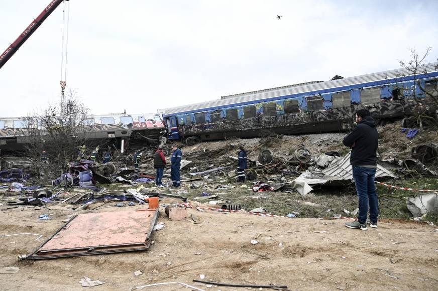 Con las primeras luces del día, las imágenes mostraban este miércoles vagones de <b>tren</b> carbonizados en una maraña de metal y ventanas rotas. Otros vagones menos dañados quedaron volcados de costado mientras los rescatistas usaban escaleras para intentar sacar a los sobrevivientes.