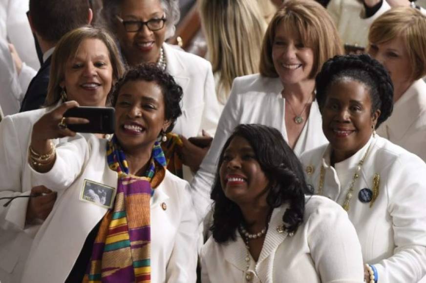 La iniciativa, promovida por la miembro de la Cámara Baja por Florida, la demócrata Lois Frankel, pretende ser un mensaje de agradecimiento a los votantes en las elecciones legislativas de noviembre pasado, que hicieron posible que hubiera un número récord de mujeres elegidas en el Congreso.