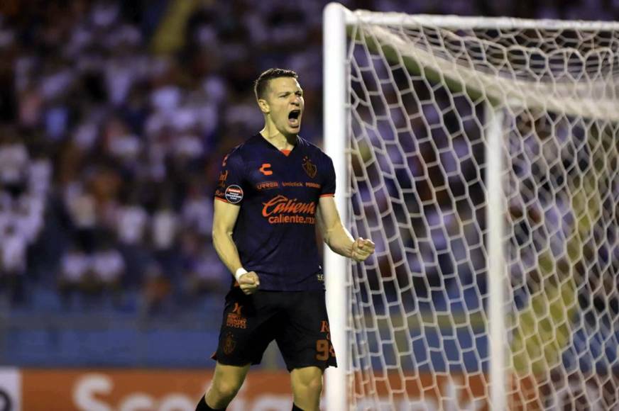 El argentino Julio César Furch marcó de penal el empate de Atlas y así lo gritó.