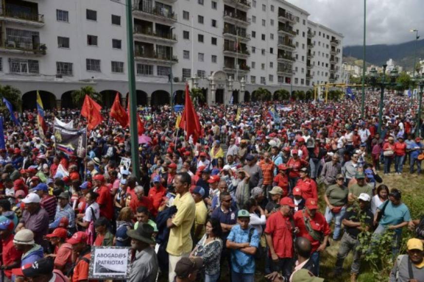 El presidente Nicolás Maduro tuvo el apoyo de sus partidarios en las calles de Venezuela, y algunos países que siguen respaldando su mandato.