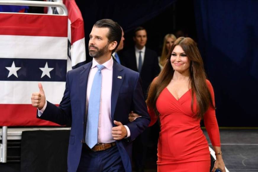 Trump Jr., que la semana pasada testificó ante el Congreso por su reunión con una abogada rusa durante la campaña electoral de 2016, llegó a Orlando acompañado de su novia, la periodista Kimberly Guilfoyle.