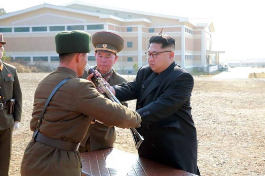 El líder de Corea del Norte, Kim Jong-un, entrega un arma a un miembro del alto mando de su ejército.