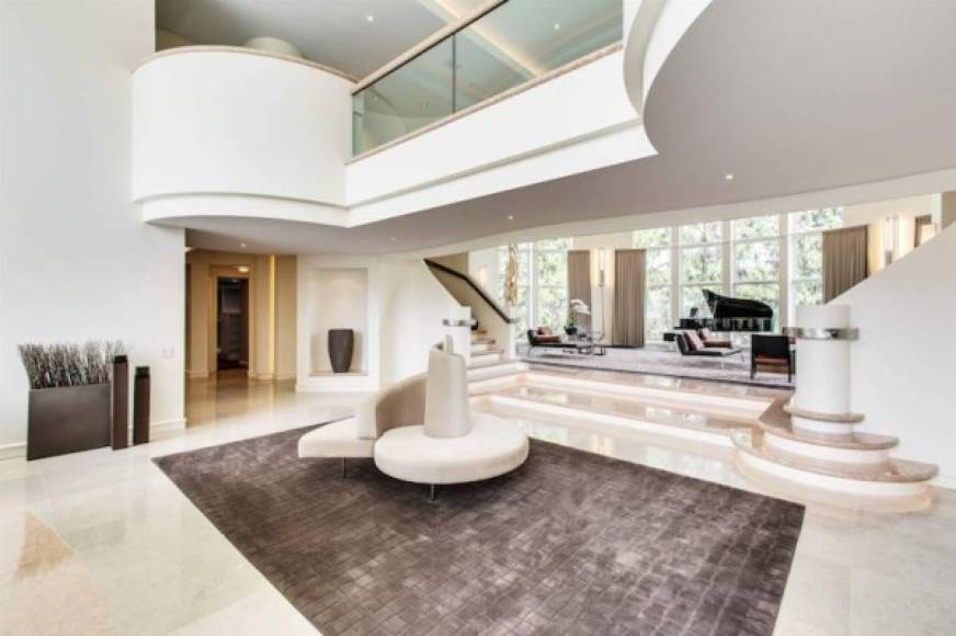 Michael Jordan pide 14 millones de euros por la espectacular propiedad de 5.000 metros cuadrados, pero ningún comprador se decide a comprar la casa, que cuenta con todo tipo de lujos y detalles.