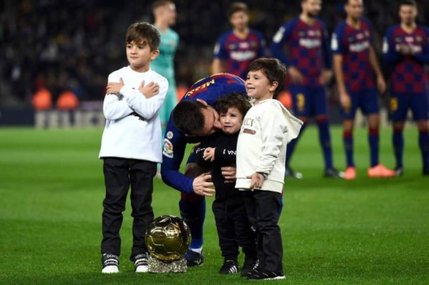 Thiago, Mateo y Ciro le llevaron el Balón de Oro a Messi minutos antes del inicio del partido en el Camp Nou.