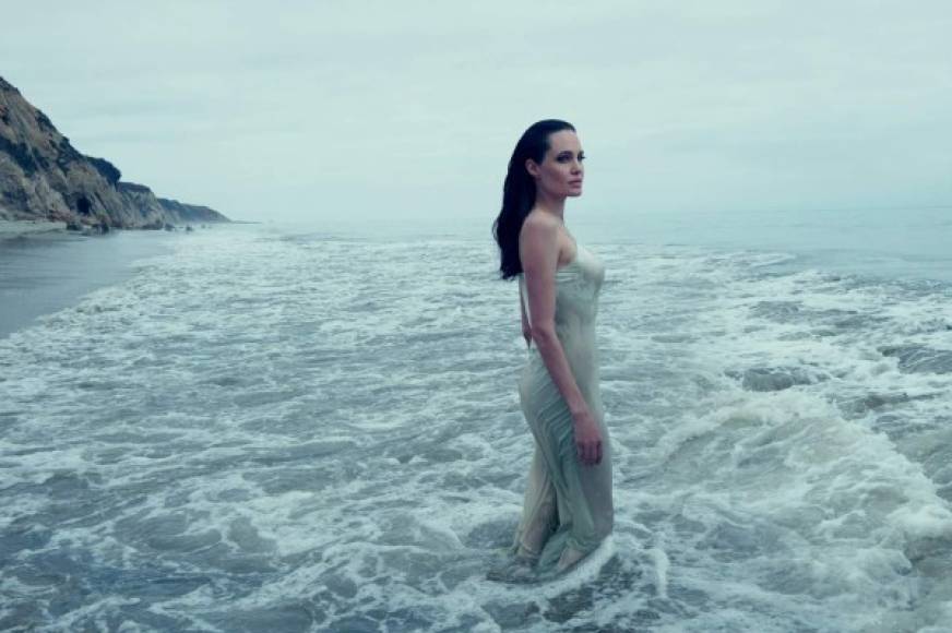 Angelina Jolie dentro del mar posó para la edición de noviembre de Vogue.