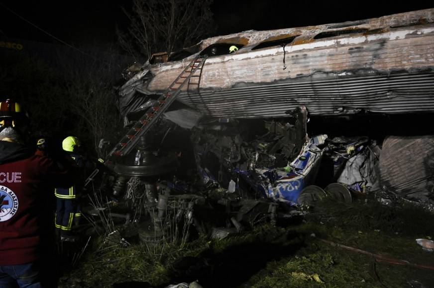 Rescue workers search the wreckage after a train accident in the Valley of Tempi near Larisa, Greece on March 1, 2023. - At least 29 people were killed and another 85 injured after a collision between two trains caused a derailment near the Greek city of Larissa late Tuesday night, February 28, 2023, authorities said. A fire services spokesman confirmed that three carriages skipped the tracks just before midnight after the trains -- one for freight and the other carrying 350 passengers –- collided about halfway along the route between Athens and Thessaloniki. (Photo by Sakis MITROLIDIS / AFP)