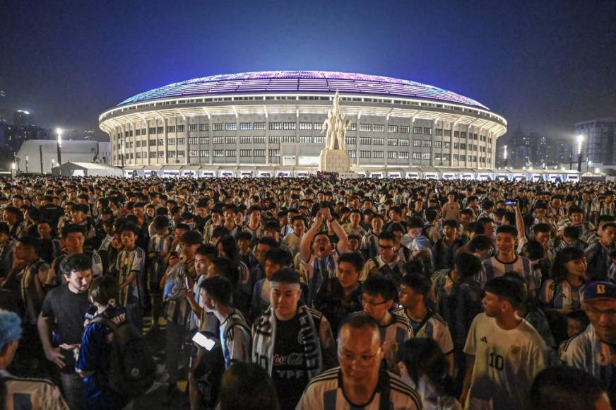 En las afueras del estadio muchos aficionados se quedaron sin poder ingresar al recinto deportivo para ver a la selección de Argentina.