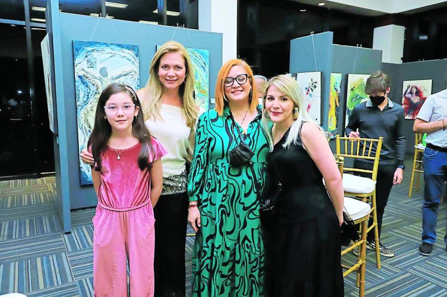 Paula Mendieta, Alejandra Mendieta, Stephany Letona y Adela Yanes