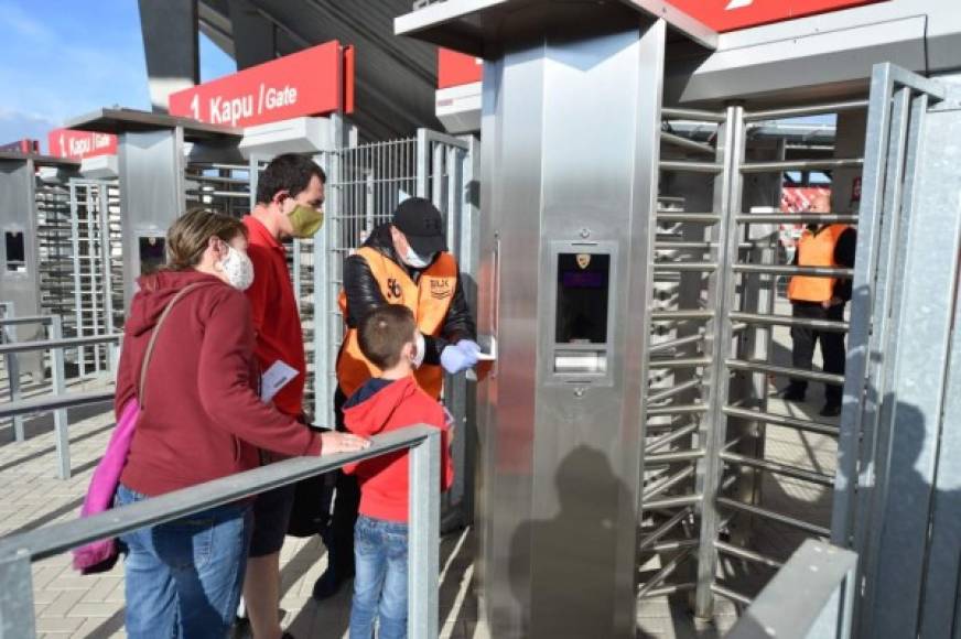 Los aficionados inclusive llevaron a sus pequeños para poder disfrutar de un partido en vivo en Hungría.