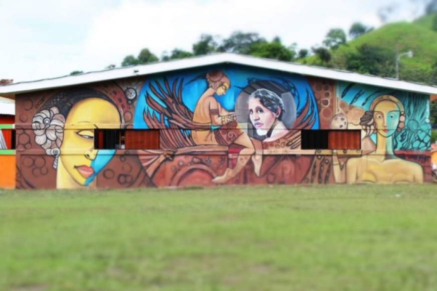 El joven es un reconocido pintor en La Ceiba. Varios muros de la ciudad los ha convertido en perfectas obras de arte.
