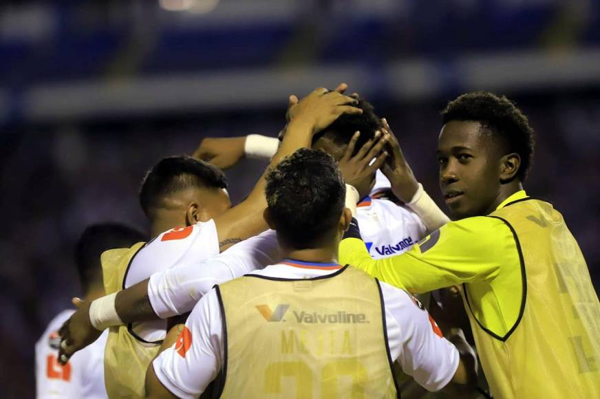 Los jugadores del Olimpia celebrando el 2-1 contra el Atlas de México.