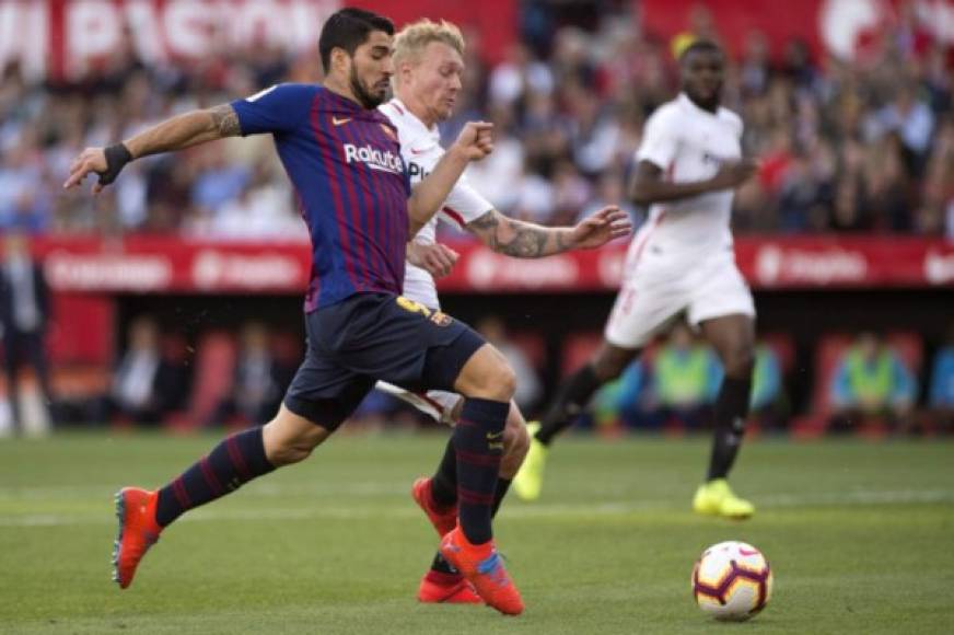 La polémica no podía faltar y se hizo presente. El Barça reclamó un penalti en el minuto 60 cuando Luis Suárez rodó por el suelo en el área del Sevilla después que el central Kjaer le metiera el pie tarde tras el toque del uruguayo dentro del área.