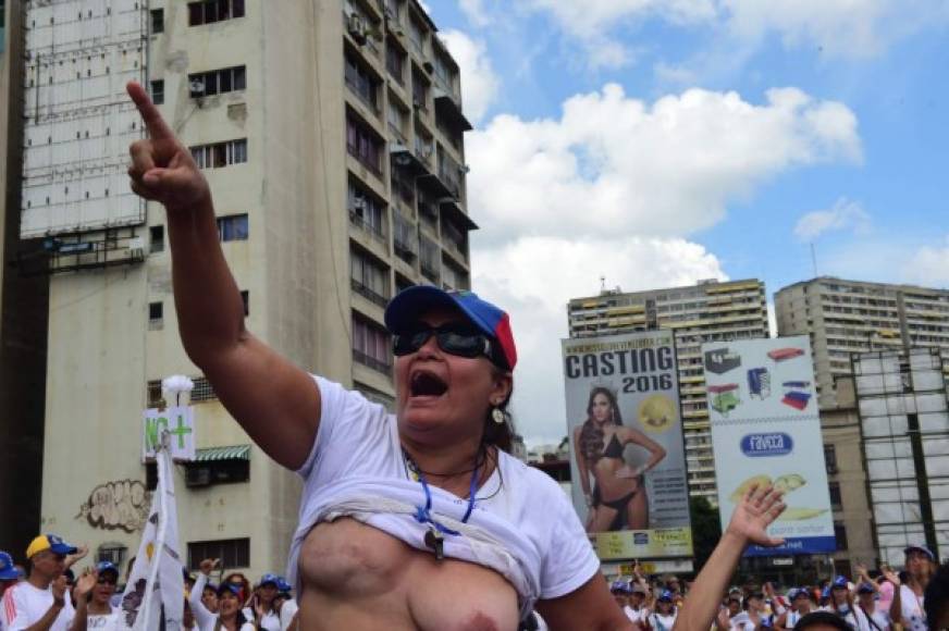 Sin importar las marcas del cáncer en sus senos, esta mujer partició de una de las marchas más pacíficas de la oposición.