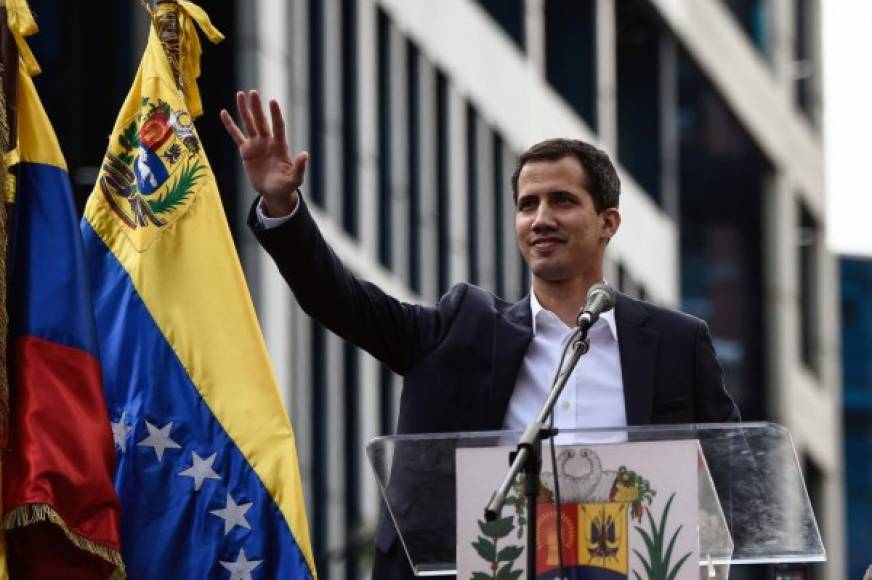El jefe del Parlamento, Juan Guaidó, se proclamó presidente interino de Venezuela en medio de marchas contra Maduro.
